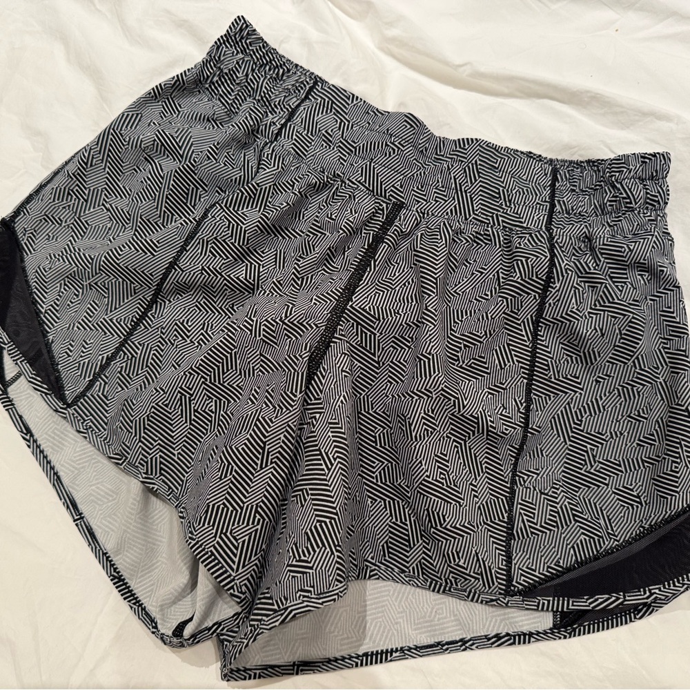 Lululemon Hotty Hot Low-Rise Lined Short 2.5" • Size 6 • Black